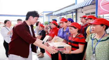 شركة تينه لوي للملابس توزع 107 طرود هدايا لدعم العمال المتعثرين مادياً